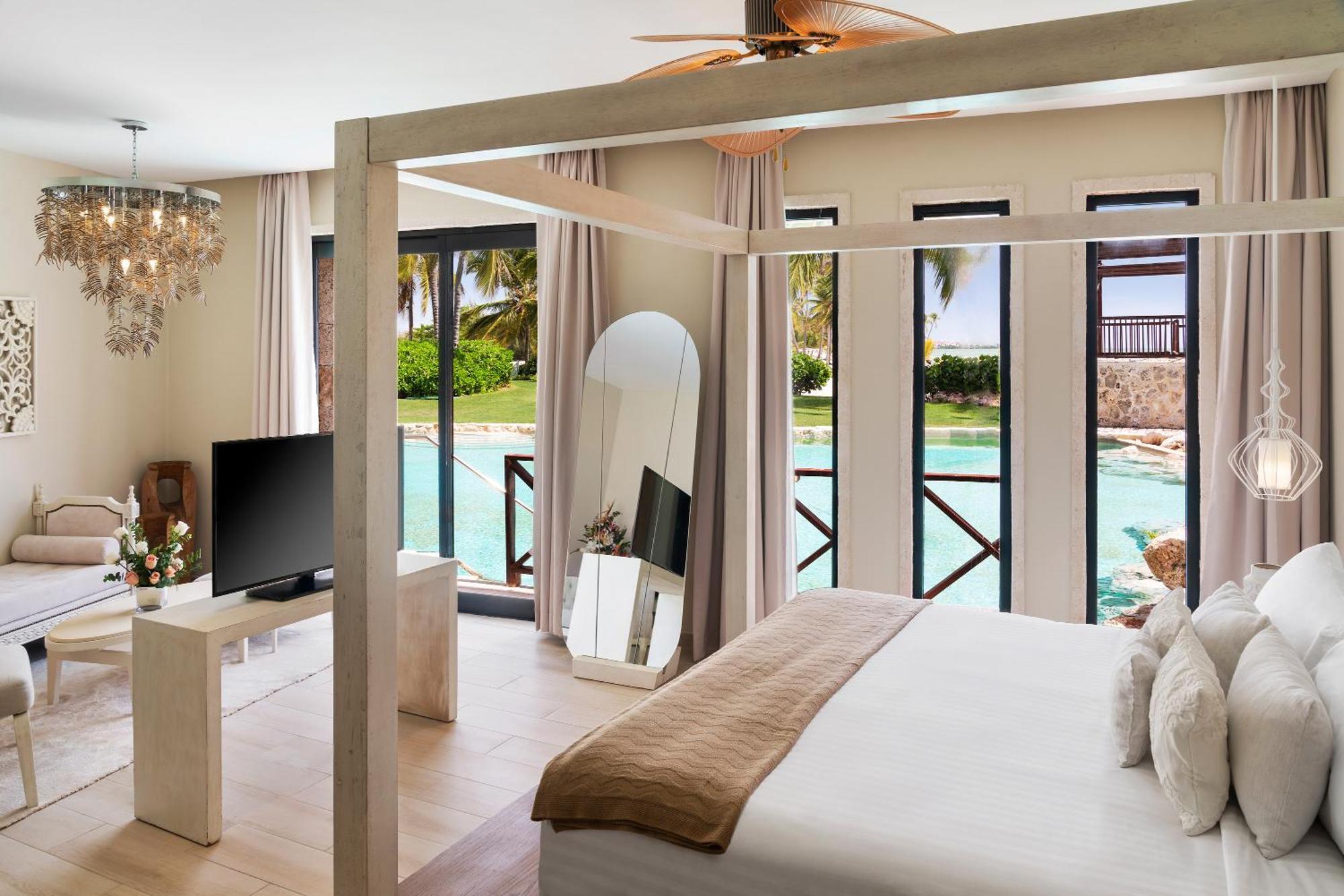 Castle Swim Out Junior Suite 1 King Pool view